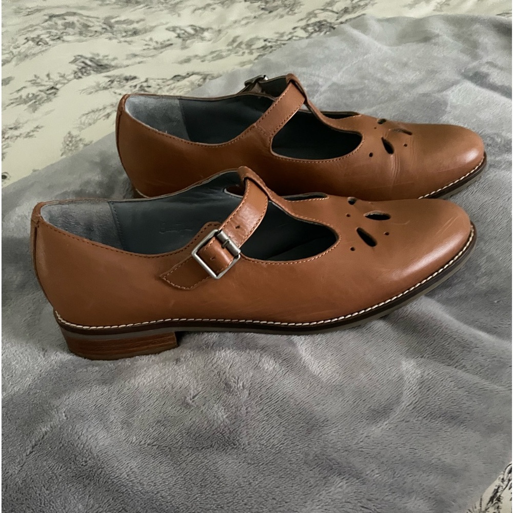 Leather MaryJanes in excellent condition.